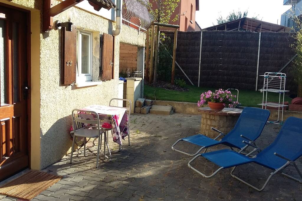Entrée indépendante du studio à l'arrière de la maison avec terrasse privative en rez de jardin.