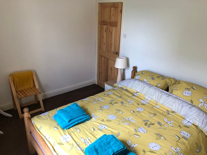 Საწოლი 193 × 203 სმ - ოთახი მინიმალურად არის მოწყობილი უჯრებით, საძინებლის კარადითა და სარკით. თუ რამე დაგჭირდათ, პატარა საძინებელში 2 კაუჭია ჩამოკიდებული. სამგზავრო საწოლი ინახება საწოლის ქვეშ. 