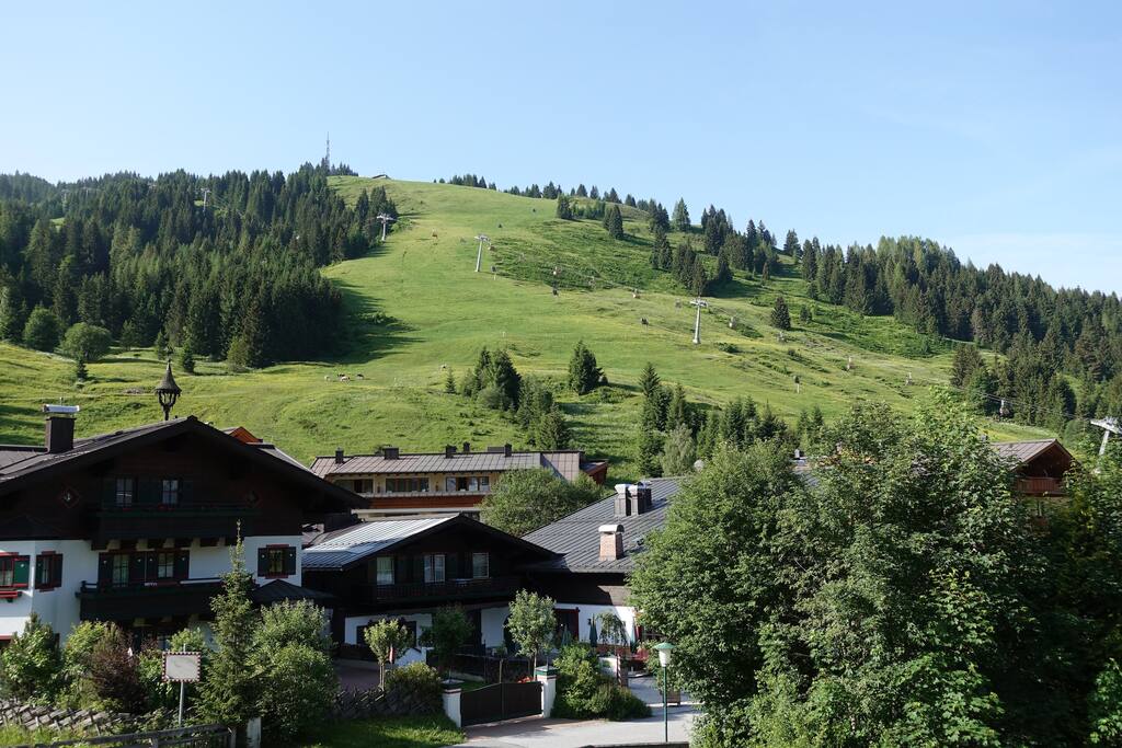 Blick vom Wohn-/ Esszimmer und Balkon