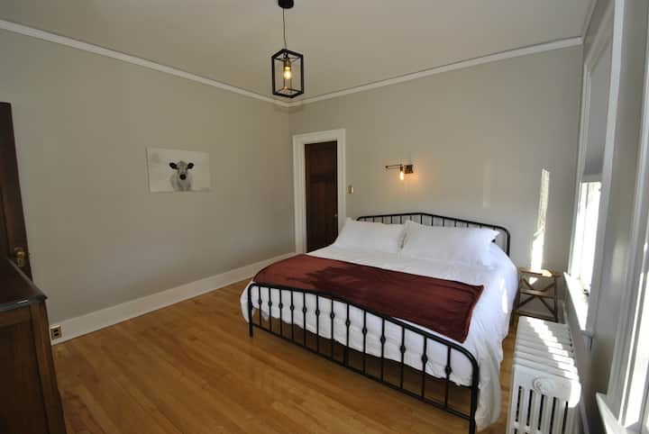 主楼层卧室配备加大双人床