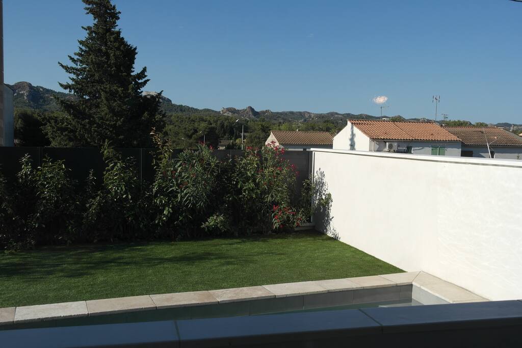 Vue sur les Alpilles et sur solarium