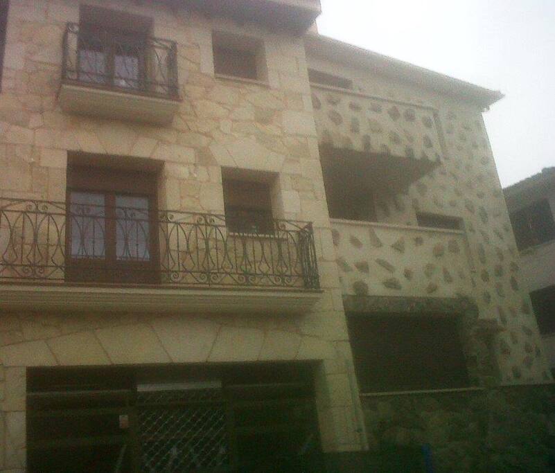 La casa esta situada en el centro neuralgico de esta villa,debajo esta la Farmacia y en frente los Bancos ..ambulatorio y Bares a 40 metros y un Super a menos de 100 M.