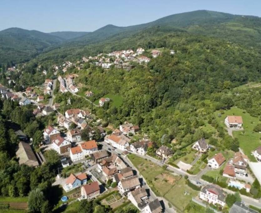 Maison au toit arrondi rouge dans le coin bas de droite