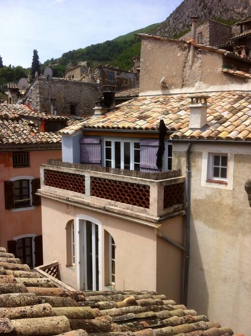 Vue de la maison et de la terrasse de La Chambre 21.