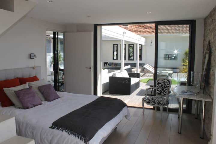 Habitación principal abierta a la gran terraza