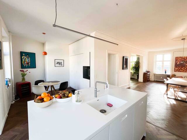 Beautiful, light filled Danish-Design apartment! gallery image 5