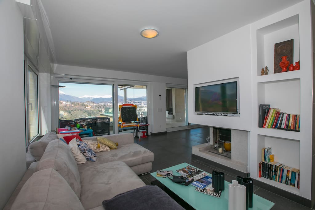 Living room with access tot the terrace with amazing view of the lake