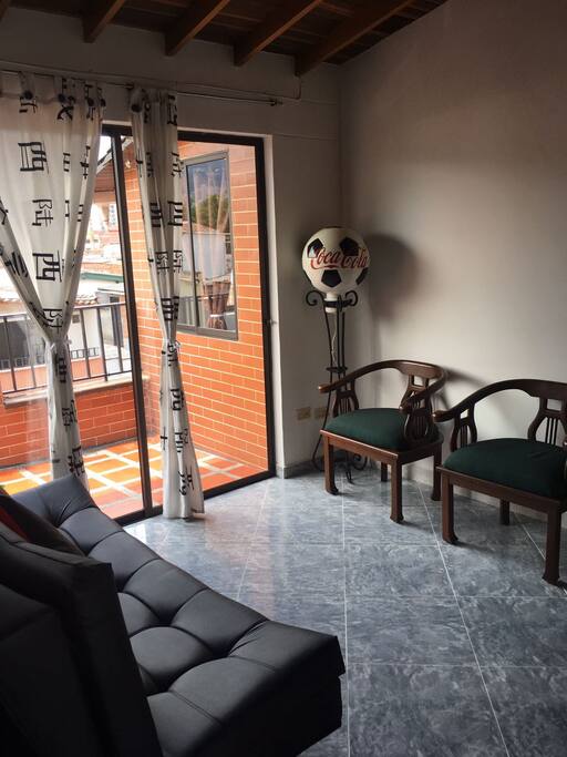 Zonas comunes , sala con acceso a un agradable balcón