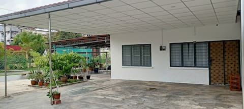 Aloe Vera Homestay - 3 Bed Rooms Corner House