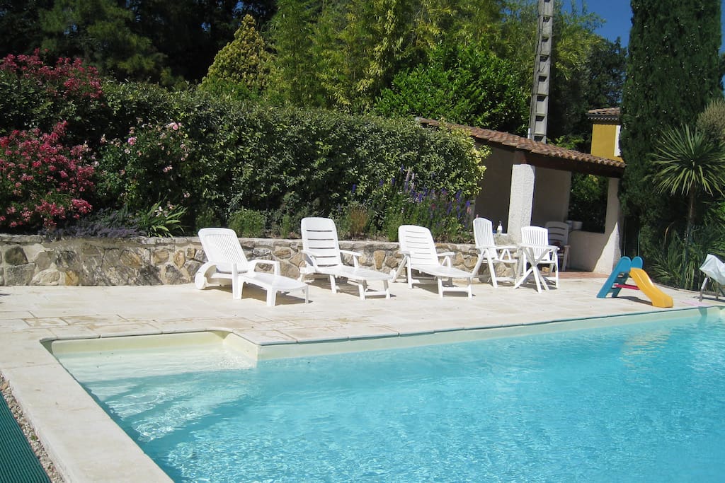 piscine de 10m clôturée avec pool-house et chaises longues