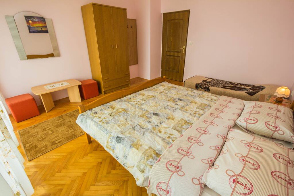 Bedroom 1 w/balcony