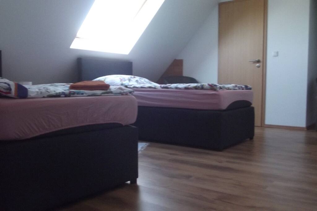 Schlafzimmer oben mit Bad