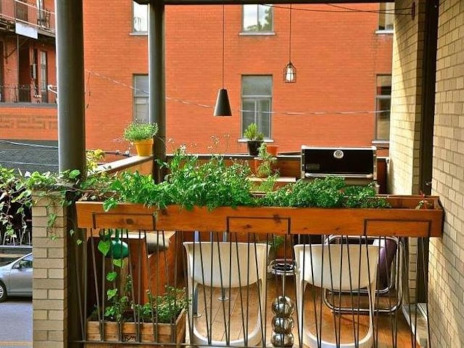 One of the best spots of the appartment is a wooden balcony with a BBQ.