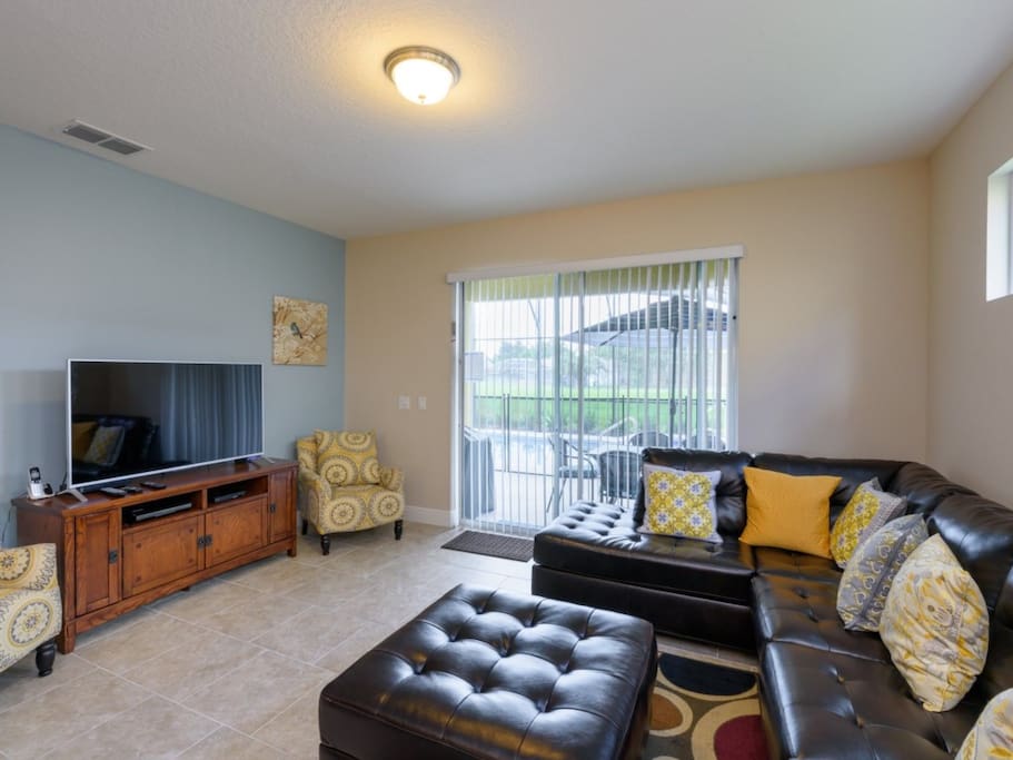 Couch,Furniture,Indoors,Room,Bedroom