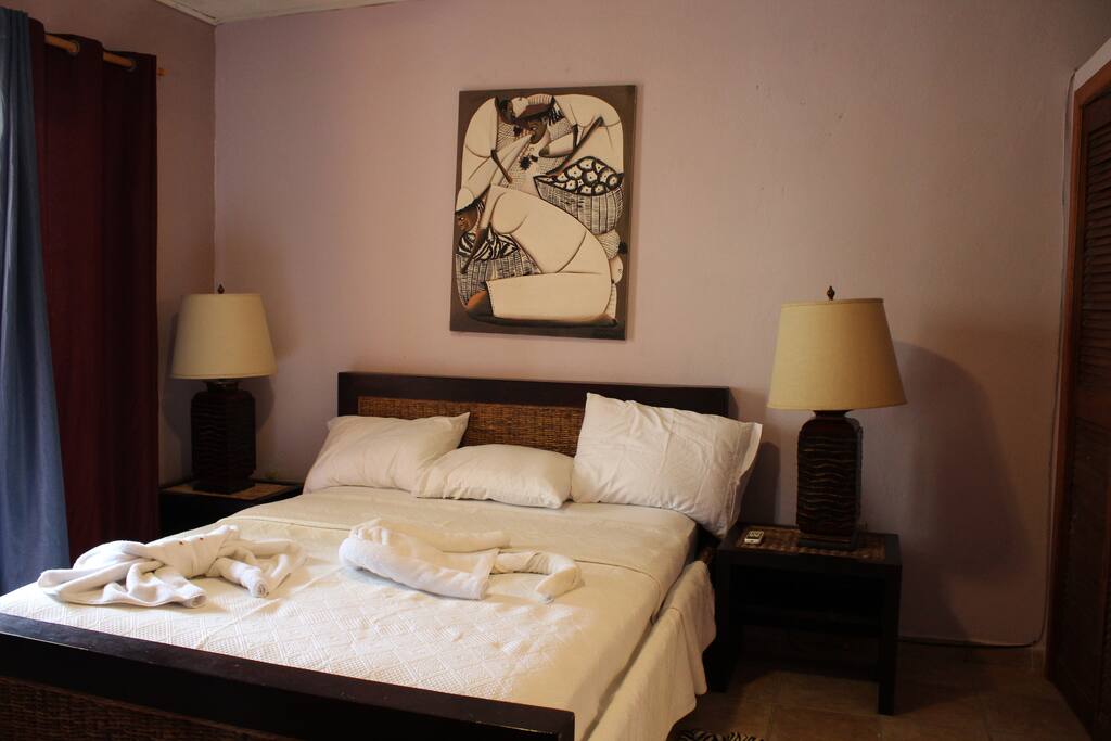 Master bedroom queen bed