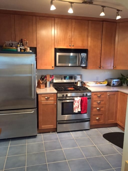 Full kitchen with all the necessities for cooking and living comfortably (microwave, toaster, dishwasher, oven, fridge).