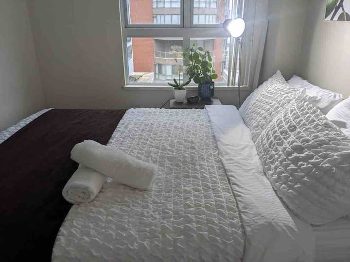 חדר שינה קטן יותר עם שני ארונות, נוף למים ומיטת קווין סייז