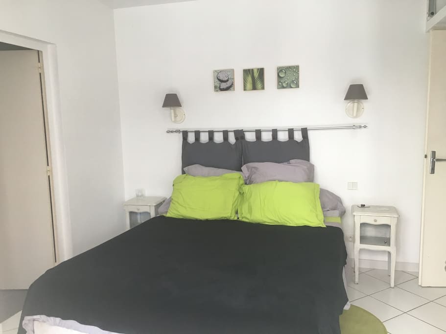 Chambre parentale avec salle de bain privée et wc privé et indépendant.