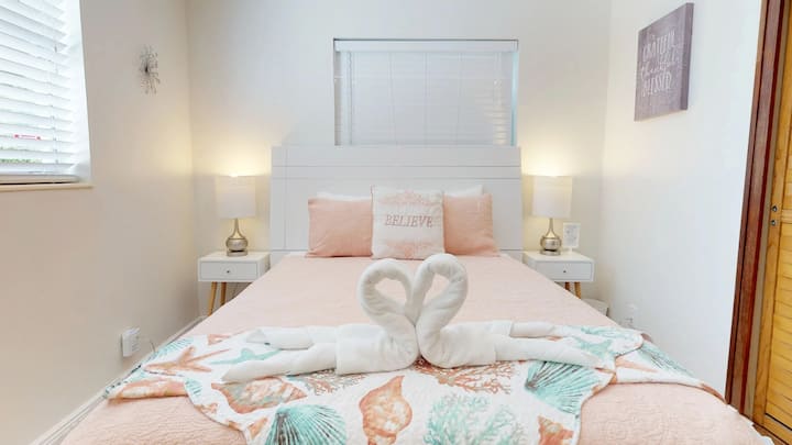 ❤️ห้อง #1 | เตียงควีนไซส์ | นอนได้ 2 คนสบายๆ | ห้องน้ำส่วนตัวพร้อมฝักบัวอาบน้ำ | ตกแต่งสไตล์ฟลอริดาย้อนยุค | การตั้งค่าสไตล์รีสอร์ท | สะอาดอย่างพิถีพิถัน❤️