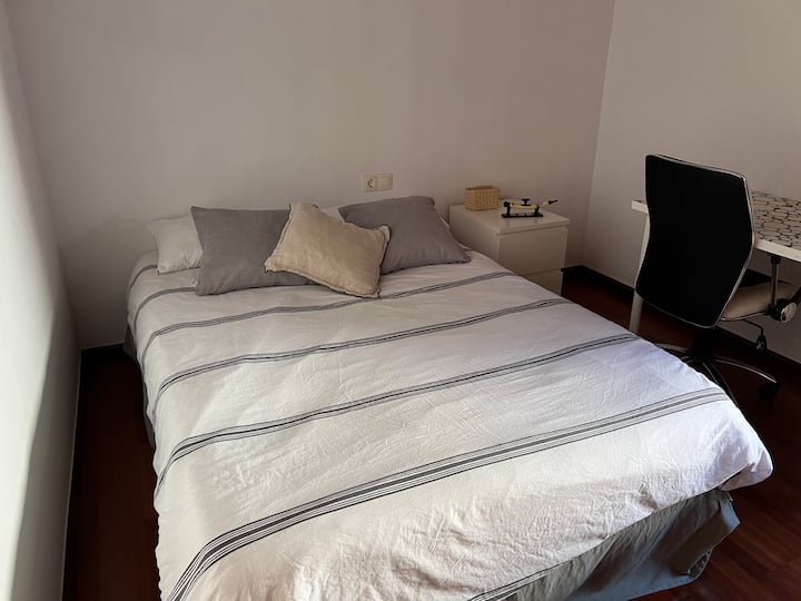 Spálňa 3 s manželskou posteľou a výhľadom do záhrady