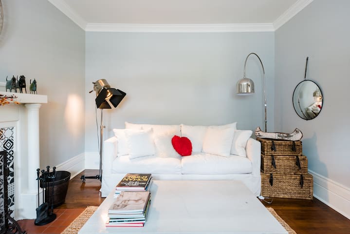 Luxurious GLEBE home / steps to CANAL, Tulips & TD gallery image 3