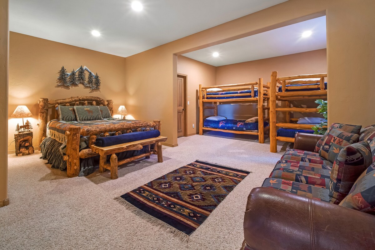 Ქვედა ორსართულიანი ოთახი ორადგილიანი ორადგილიანი საწოლით, ორადგილიანი საწოლით, გასაშლელი დივნითა და ცალკე სააბაზანოთი