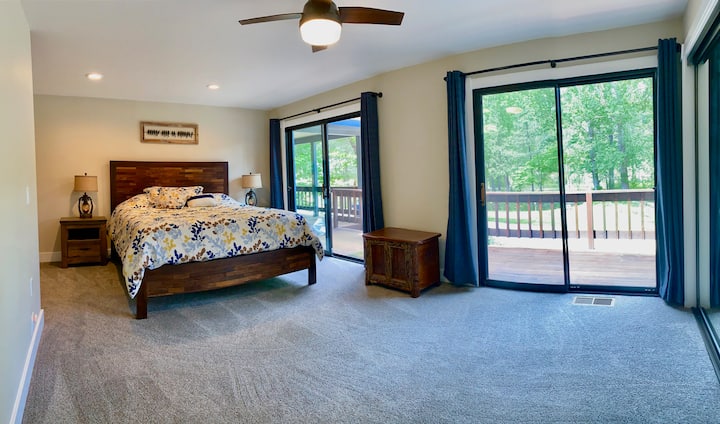 Glavna spavaća soba s bračnim krevetom i kupaonicom