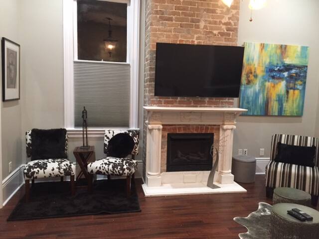 Luxurious Historical Beauty in Ideal Location 2124 gallery image 5