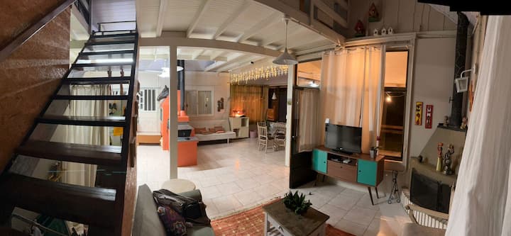 الطابق الأول وغرفة المعيشة والمطبخ الصغير