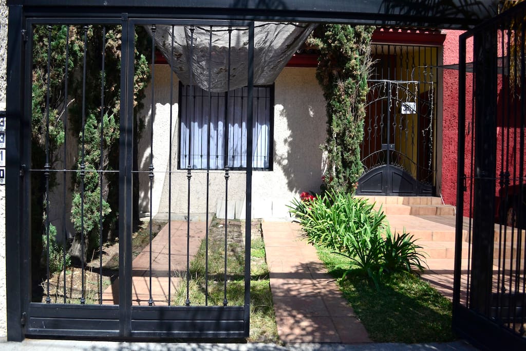 El departamento se encuentra en el segundo piso de una casa, cuenta con un lugar de estacionamiento para auto chico así como entrada independiente.
The department is in the top floor of a house, it have one parking space and independent entrance.