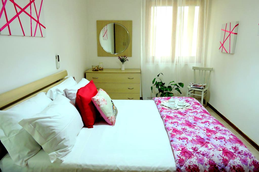 Camera da Letto - Arredata con cura e con accessori originali.