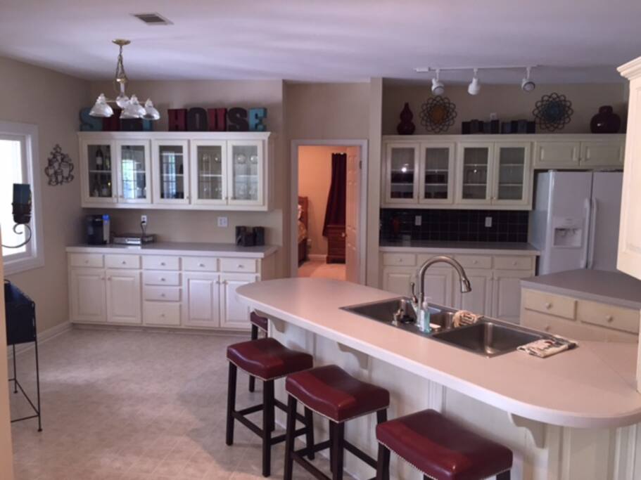 Kitchen bar area