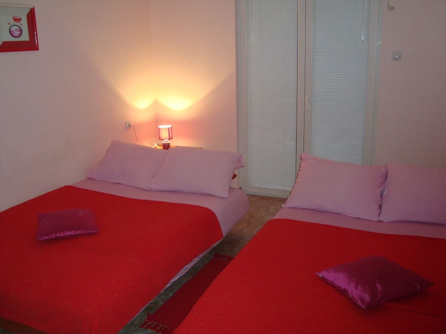 2 Double Beds
