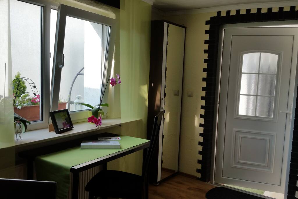 Arbeitstisch am Fenster mit viel Tageslicht
