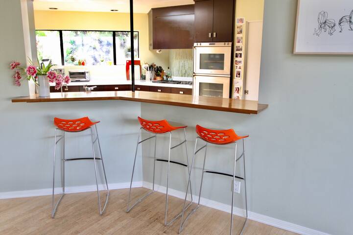 Spacious mid-century modern oasis near the beach gallery image 5