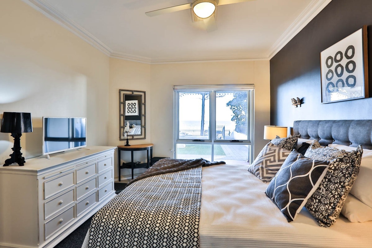 Hlavná spálňa s výhľadom na more, vstavaný župan, vlastná kúpeľňa a televízor