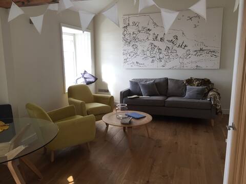 Top performing Airbnb: Stylish loft apartment with stunning sea views in Central, East, West