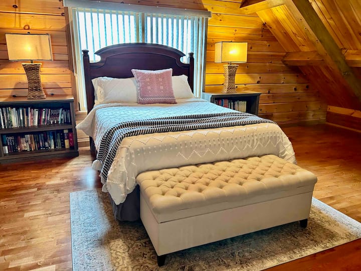 Veľký podkrovný priestor s manželskou posteľou. 