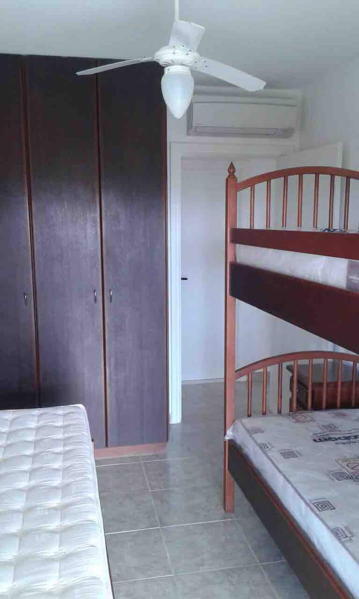 Спална соба 1 клима уред/тавански вентилатор и 3 кревета