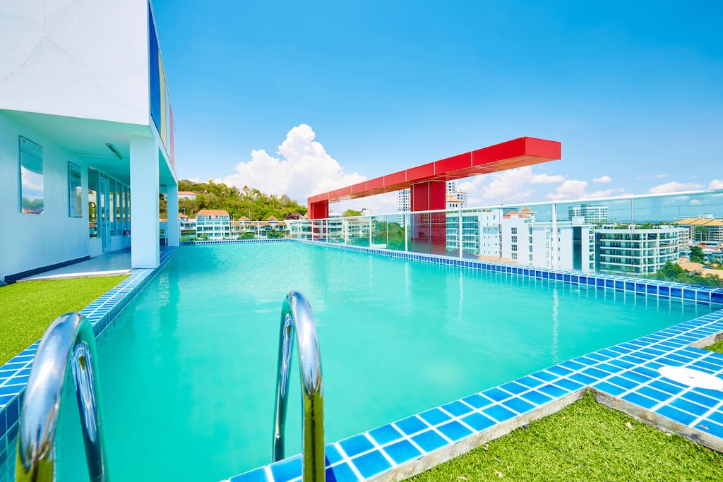 Roof top pool with sea view