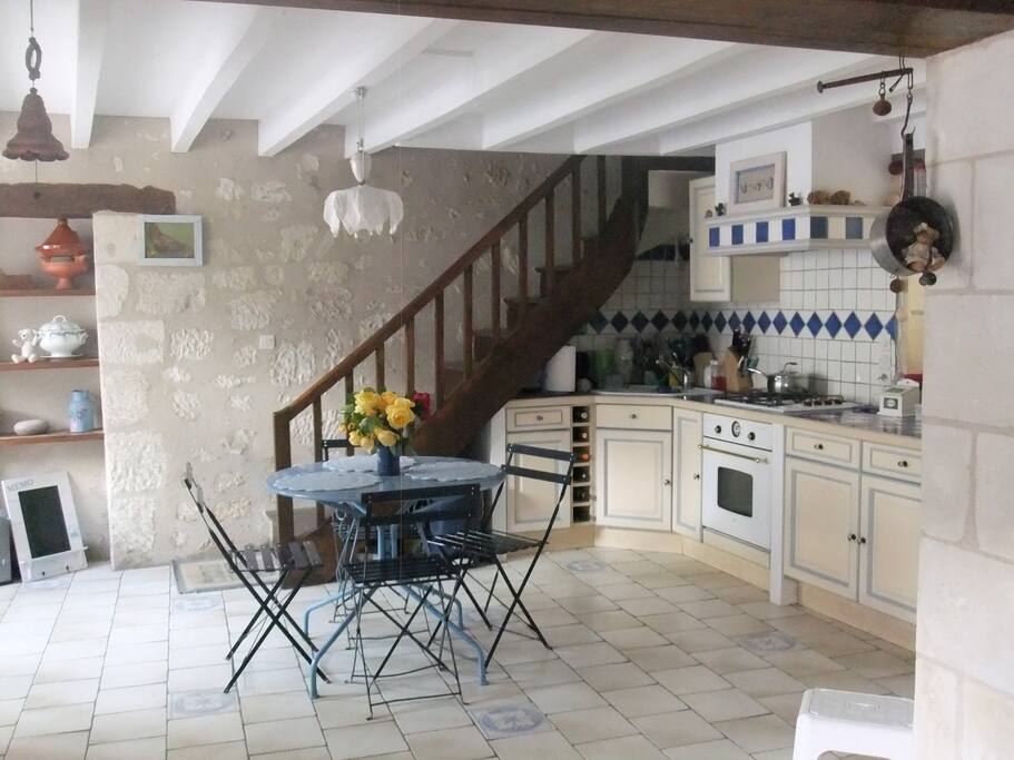 Cuisine équipée : lave vaisselle, micro-ondes , plaque de cuisson four frigo etc...