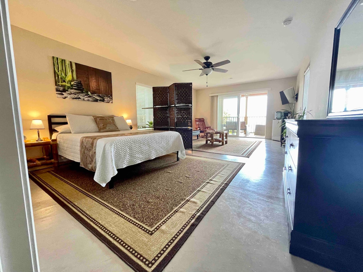 Top performing Airbnb: Close to town with sweeping ocean views. in Kailua