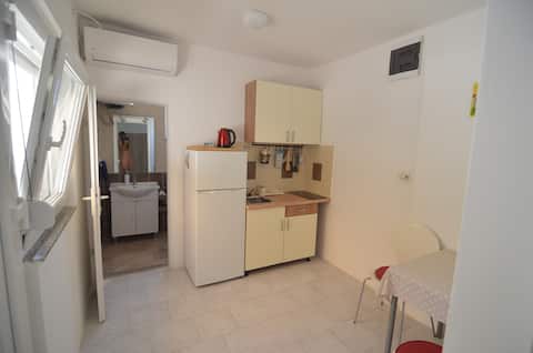 Top Airbnb: Hacienda Umpirski 2 - seaside apartment- 3 persons in Košljun