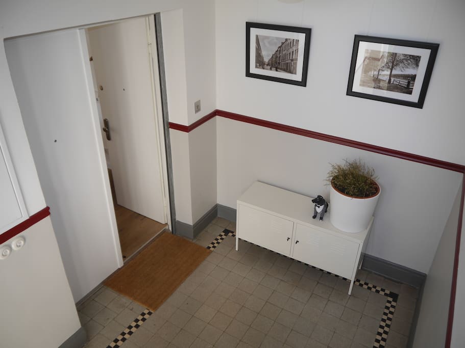 The apartment is at the third floor within a 1912er "Altbau"