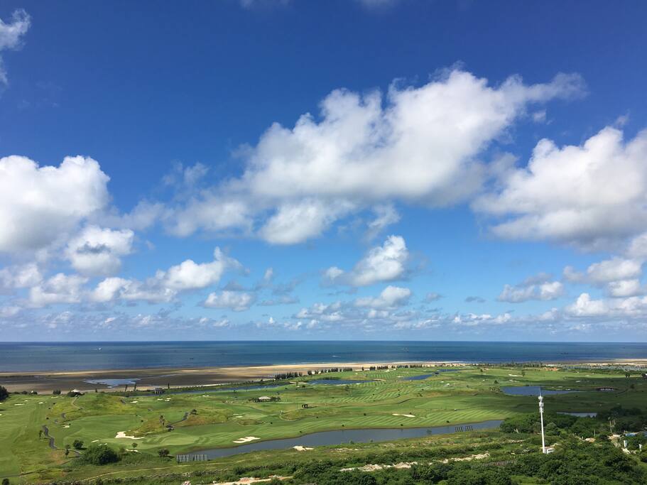 客厅,房间全景看海。我自己手机随意拍哒美景。高尔夫球场尽收眼底,与海相连,养眼又怡❤️天空的云随时变换颜色,一天可以看到好多种海天之色,随时在变的画...完美!