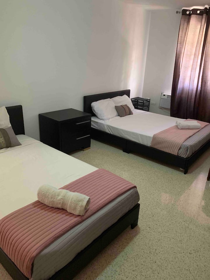 Трета спалня с легло в пълен размер и единично легло