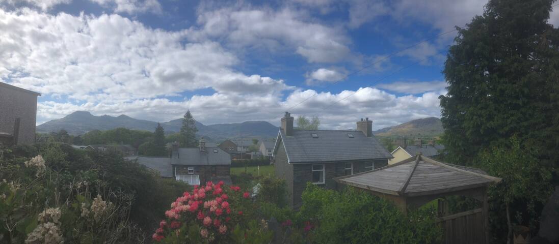 A Stylish slate built cottage with mountains view