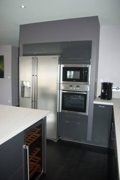 Frigo américain avec distributeur de glaçon, micro ondes et four à chaleur tournante