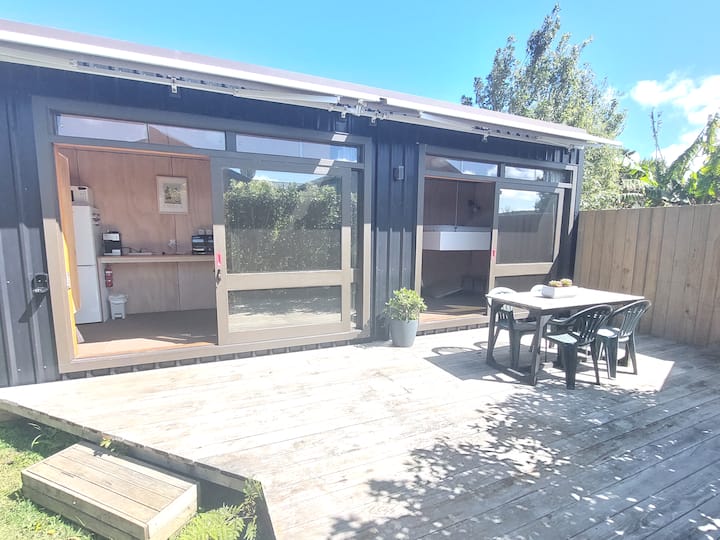 Tiny home in the heart of Raglan 5min walk to town Tiny houses for Rent in Raglan, Waikato