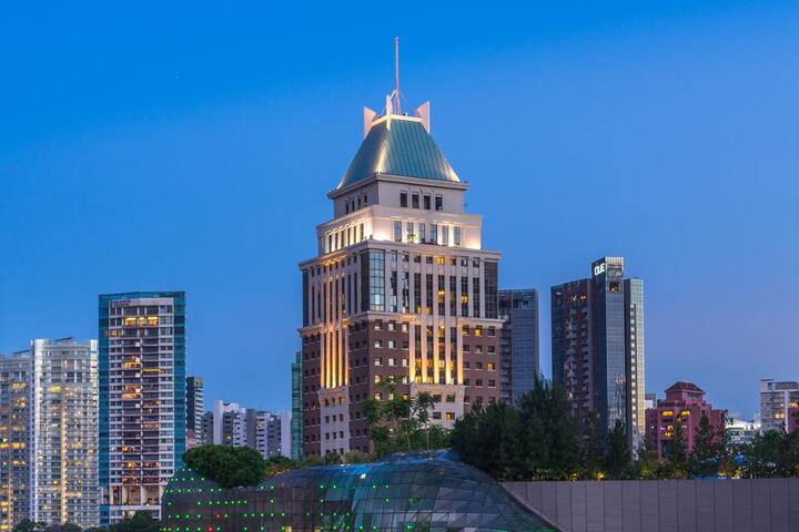 LOCATED @ HEART OF ORCHARD, LAVISH 2BR gallery image 2